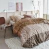 Ariadne at Home Snug Brown dekbedovertrek van 100% katoen met een instopstrook over de volle breedte